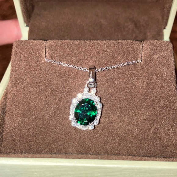 Valliani Jewelers Emerald Pendant - Picture 4 of 8
